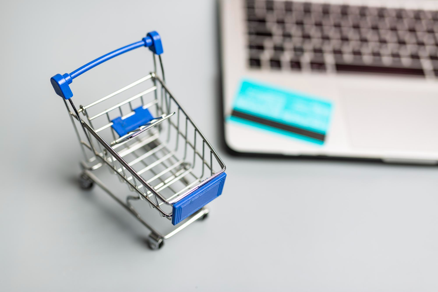 Porzucony koszyk w e-commerce – dlaczego klienci rezygnują i jak to naprawić?